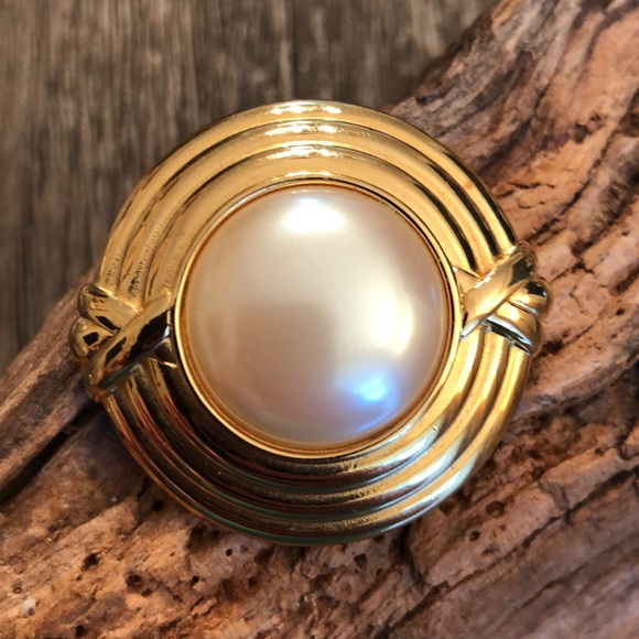 VTG MONET Goldtone Framed Pin Faux Pearl Center - Picture 2 of 15